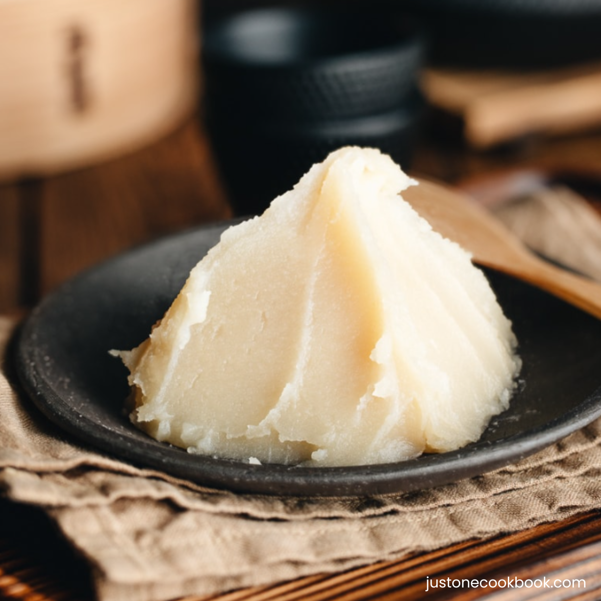 Smooth White Bean Paste Filling with a creamy texture, ideal for mooncakes, pastries and buns.